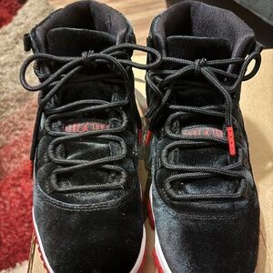 Wmns Air Jordan 11 Retro 'Bred Velvet' 7 1/2